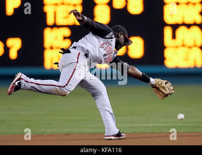 Cincinnati Reds zweiter Baseman Brandon Phillips stürzt sich für einen Ballschlag von Andre Ethier von Los Angeles Dodgers, der im ersten Inning eines Baseballspiels in Los Angeles am Dienstag, den 29. August 2006, ins Außenfeld gerollt ist, um einen Base Hit zu erhalten. Foto: Francis Specker Stockfoto