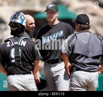 Der Toronto Blue Jays Pitcher Roy Halladay, zweiter von rechts, wird von Catcher Gregg Zaun, links, einem Trainer und Manager John Gibbons, rechts, besucht, nachdem er von einer Linienfahrt von Garret Anderson von Los Angeles Angels beim ersten Inning eines Baseballspiels in Anaheim, Kalifornien, am Sonntag, 10. September 2006. Halladay verließ das Spiel mit einer Verletzung am Arm. Foto von Francis Specker Stockfoto