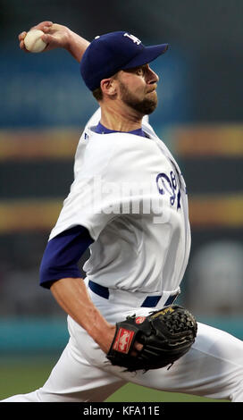 Los Angeles Dodgers' Mark Hendrickson schlägt gegen die Cincinnati Reds während der ersten Inning eines Baseballspiels in Los Angeles am Dienstag, den 29. August 2006. Foto: Francis Specker Stockfoto