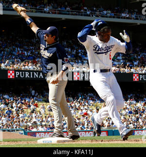 Kenny Lofton von den Los Angeles Dodgers, rechts, macht einen Infield-Hit, während der erste Baseman der San Diego Padres Adrian Gonzalez am Sonntag, den 17. September 2006, den späten Wurf im dritten Inning eines Baseballspiels in Los Angeles erwischt. Foto: Francis Specker Stockfoto