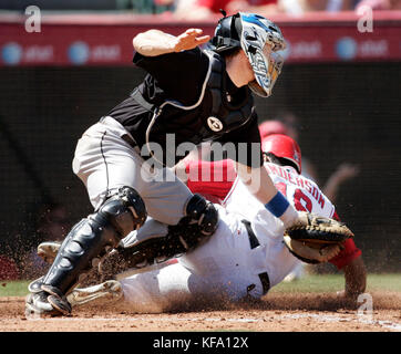 Toronto Blue Jays Catcher Gregg Zaun, links, setzt einen späten Tag auf Los Angeles Angels' Garret Anderson auf der Heimplatte, die auf einer Opferfliege traf, die von Howie Kendrick im dritten Inning eines Baseballspiels in Anaheim, Kalifornien, am Sonntag, 10. September 2006 getroffen wurde. Foto von Francis Specker Stockfoto