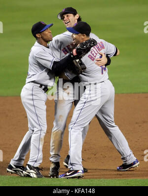 New York Mets' Endy Chavez, Left, Shawn Green und Carlos Beltran feiern ihren 9-5. Sieg über die Los Angeles Dodgers in Spiel 3 der NLDS-Baseballserie in Los Angeles am Samstag, den 7. Oktober 2006. Foto: Francis Specker Stockfoto