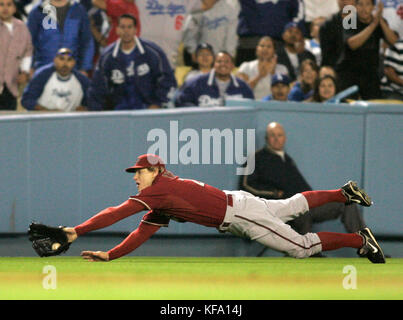 Arizona Diamondbacks hat den Fielder Eric Byrnes im zweiten Inning eines Baseballspiels in Los Angeles am Dienstag, den 1. Mai 2007, beim Tauchen mit einem Fliegenball erwischt, den Juan Pierre von Los Angeles Dodgers geschlagen hat. Foto: Francis Specker Stockfoto
