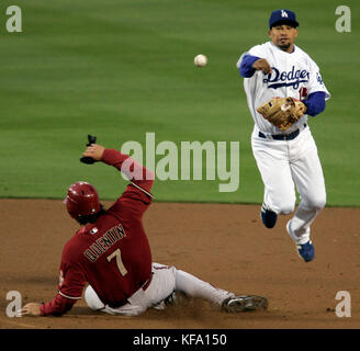 Los Angeles Dodgers Shortstop Rafael Furcal, Right, wirft zur ersten Base, nachdem Carlos Quentin (7) von Arizona Diamondbacks gezwungen wurde, ein doppeltes Spiel auf einem Ball zu absolvieren, den Alberto Callaspo im zweiten Inning eines Baseballspiels in Los Angeles am Dienstag, den 1. Mai 2007 geschlagen hat. Foto: Francis Specker Stockfoto
