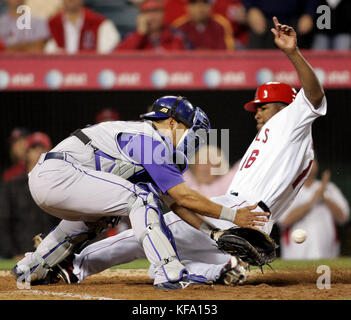 Garret Anderson von Los Angeles Angels, rechts, gleitet sicher nach Hause, vorbei an dem Texas Rangers-Fänger Gerald Laird beim achten Inning eines Baseballspiels in Anaheim, Kalifornien, am Montag, den 2. April 2007. Anderson erzielte auf einer Shea Hillendbrand Single und die Engel später gewann das Spiel, 4-1. Foto von Francis Specker Stockfoto