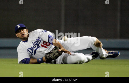 Los Angeles Dodgers Right Fielder Andre Ethier versucht, den Tauchfang eines Triple-Hits von Arizona Diamondbacks Eric Byrnes im achten Inning eines Baseballspiels in Los Angeles am Dienstag, den 1. Mai 2007, zu erobern. Foto: Francis Specker Stockfoto