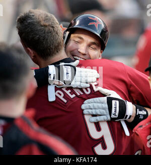 Luke Scott von Houston Astros, richtig, wird vom Teamkollegen Hunter Pence im Dugout umarmt, nachdem er am Montag, den 18. Juni 2007, im zweiten Inning eines Baseballspiels in Anaheim, Kalifornien, einen Homerun von John Lackey aus Los Angeles Angels getroffen hat. Foto: Francis Specker Stockfoto