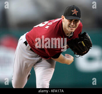 Houston Astros' Chris Sampson schlägt gegen die Los Angeles Angels während der ersten Inning eines Baseballspiels in Anaheim, Kalifornien, am Montag, den 18. Juni 2007. Foto: Francis Specker Stockfoto