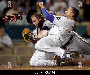 James Loney von Los Angeles Dodgers, richtig, wurde zu Hause von Atlanta Braves Fänger Brian McCann getaggt, während Loney versuchte, in der siebten Inning eines Baseballspiels in Los Angeles am Montag, den 2. Juli 2007, ein zweites Tor von Rafael Furcal zu schießen. Foto: Francis Specker Stockfoto