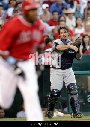 Atlanta Braves Catcher Corky Miller, rechts, wirft zur ersten Basis, um den Los Angeles Angels' Garret Anderson, im Vordergrund, bei einem Infield-Spiel im siebten Inning eines Baseballspiels in Anaheim, Kalifornien, am Sonntag, den 15. Juni 2008, herauszuholen. Foto von Francis Specker Stockfoto