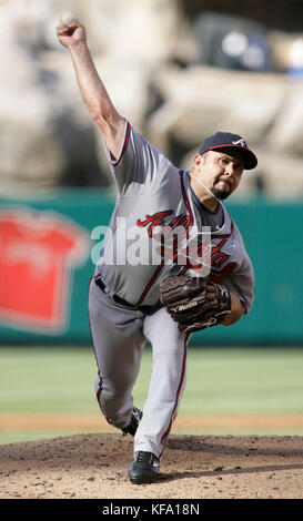 Jorge Campillo von Atlanta Braves spielt am Sonntag, den 15. Juni 2008, im ersten Inning eines Baseballspiels in Anaheim, Kalifornien, gegen die Los Angeles Angels. Foto von Francis Specker Stockfoto