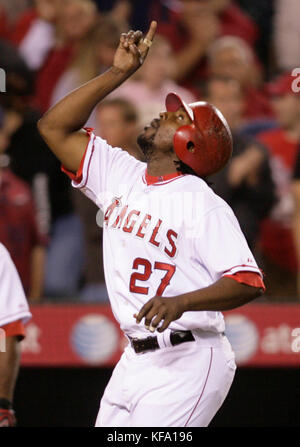 Der Vladimir Guerrero der Los Angeles Angels zeigt auf dem Heimweg nach oben, nachdem er am Dienstag, den 10. Juni 2008, im fünften Inning eines Baseballspiels in Anaheim, Kalifornien, einen zweistufigen Homer vom Pitcher James Shields der Tampa Bay getroffen hat. Foto: Francis Specker Stockfoto