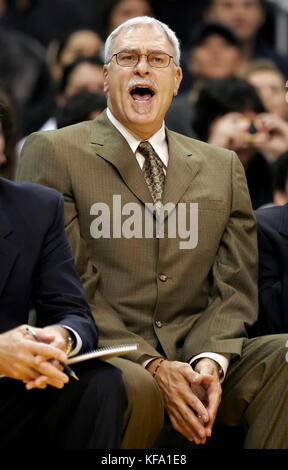 Los Angeles Lakers Cheftrainer Phil Jackson ruft seinem Team in der ersten Halbzeit gegen die Denver Nuggets' in Los Angeles am Donnerstag, 20. Oktober 2005 Anweisungen. Die Nuggets gewannen 105-94. Foto von Francis Specker Stockfoto