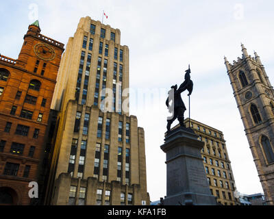 Maisonneuve Denkmal in Erinnerung an Paul Chomedey de Maisonneuve, Gründer von Montreal, am Place d'Armes Platz in Montreal, Quebec, Kanada Stockfoto