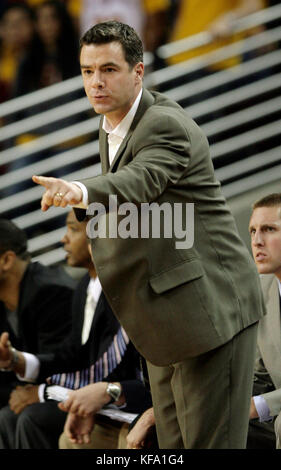 Washington State Haupttrainer Tony Bennett leitet sein Team gegen Südkalifornien im ersten Halbjahr einen Men's College Basketball Spiel in Los Angeles am Donnerstag, Januar 10, 2008. Foto von Francis Specker Stockfoto