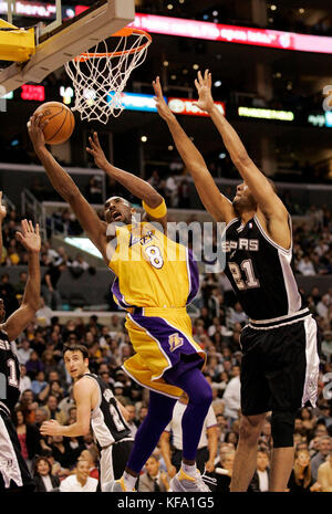 Los Angeles Lakers' Kobe Bryant (8) legt den Ball in über San Antonio Spurs' Tim Duncan, rechts, im dritten Viertel eines NBA-Basketballspiels in Los Angeles am Montag, 6. März 2006. Foto von Francis Specker Stockfoto