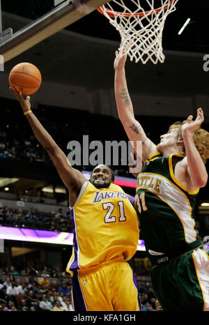 Los Angeles Lakers" Ronny turiaf, Links, legt den Ball in über Robert Seattle Supersonics" Swift in der zweiten Hälfte von einem preseason Nba Basketball Spiel in Anaheim, Calif., am Donnerstag, 14. 12, 2006. die Lakers gewonnen 104-101. Foto von Francis specker Stockfoto