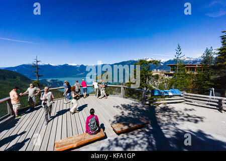 Touristen genießen die Aussicht über Howe Sound vom Meer bis zum Himmel Gondel, Squamish, British Columbia, Kanada Stockfoto