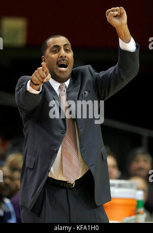 Washington-Cheftrainer Lorenzo Romar führt sein Team gegen Südkalifornien während der ersten Hälfte eines Basketballspiels in Los Angeles am 12. Januar 2006. Die Huskies gewannen 86:77. Foto von Francis Specker Stockfoto