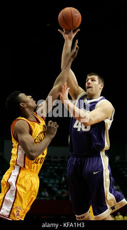 Der Washingtoner Jon Brockman, rechts, schießt während der ersten Hälfte eines College-Basketballspiels für Männer in Los Angeles am 12. Januar 2006 über den Südkalifornischen Nick Young. Foto von Francis Specker Stockfoto