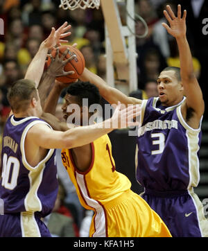 Nick Young, Zentrum von Südkalifornien, wird während der ersten Hälfte eines College-Basketballspiels für Männer in Los Angeles am 12. Januar 2006 von Jon Brockman, Left, und Brandon Roy aus Washington bewacht. Foto von Francis Specker Stockfoto