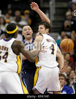 Luke Walton von Los Angeles Lakers, rechts, wirft einen Hinterpass an Teamkollegen Kwame Brown, links, als Greg Ostertag, Center von Utah Jazz, in der ersten Halbzeit in Los Angeles am Sonntag, 1. Januar 2006 verteidigt. Foto von Francis Specker Stockfoto