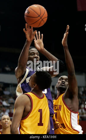 Der Washington's Bobby Jones, Center, führt den Ball über Nick Young (1) aus Südkalifornien und Abdoulaye N'diaye aus Senegal, rechts, während der ersten Hälfte eines Basketballspiels für Männer in Los Angeles am 12. Januar 2006. Foto von Francis Specker Stockfoto