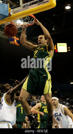 Jordan Kent, Mitte, aus Oregon, stürzt den Ball, als Luc Richard Mbah A. Moute, links, und Michael Fey (45) die erste Hälfte eines Basketballspiels für Männer am Sonntag, den 26. Februar 2006 in Los Angeles beobachten. Foto von Francis Specker Stockfoto