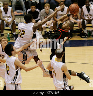 Horizon's Marquise Carter, rechts, ermüdet sich, um während des Southern California Regional Division IV High School Boys Basketballfinals am Samstag, den 17. März 2007, in Fullerton, Kalifornien, über die Campbell Hall-Verteidigung zu schießen. Foto von Francis Specker Stockfoto