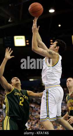 Von ucla Jordan farmar, rechts, schießt die Kugel über die Oregon Jordanien Kent im zweiten Halbjahr einen Men's College Basketball Spiel in Los Angeles am Sonntag, Feb. 26, 2006 ucla gewann, 70-53. Foto von Francis specker Stockfoto