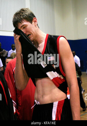 Jeff Withey von Horizon verwendet sein Trikot, um Tränen aus seinem Gesicht zu wischen, nachdem er am Samstag, den 17. März 2007, beim Basketball-Finale der Southern California Regional Division IV High School Boys in Fullerton, Kalifornien, gegen Campbell Hall verlor. Foto von Francis Specker Stockfoto