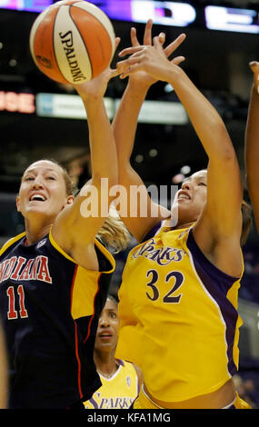Los Angeles Sparks' Christi Thomas, Right, und Indiana Fever's Kelly Schumacher kämpfen in der ersten Halbzeit in Los Angeles am Samstag, den 13. August 2005 um eine Erholung. Die Sparks gewannen 69:59. Foto von Francis Specker Stockfoto