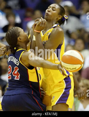 Die Indiana Fever Tamika Catchings, Links, passt den Ball um Los Angeles Spark Lisa Leslie in der zweiten Hälfte in Los Angeles am Samstag, den 13.08.2005. Die Funken gewann, 69-59. Foto von Francis Specker Stockfoto