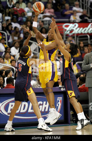 Los Angeles Sparks' Chamique Holdsclaw, Mitte, passt den Ball während der Indiana Fieber Deanna Jackson bewacht, Links, und Tan Weiß in der zweiten Hälfte in Los Angeles am Samstag, den 13.08.2005. Die Funken gewann, 69-59. Foto von Francis Specker Stockfoto