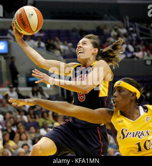 Kelly Miller aus Indiana Fever, links, fährt am Samstag, den 13. August 2005, vorbei an Doneeka Hodges von Los Angeles Sparks auf dem Weg zum Korb in der ersten Halbzeit in Los Angeles. Foto von Francis Specker Stockfoto
