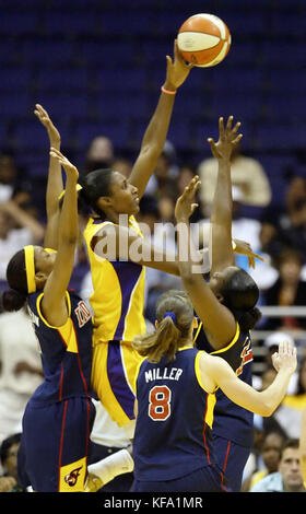 Los Angeles Sparks' Lisa Leslie, Mitte, schiesst über die Indiana Fever Deanna Jackson, Links, Kelly Miller (8), und Ebenholz Hoffman in der ersten Hälfte in Los Angeles am Samstag, den 13.08.2005. Foto von Francis Specker Stockfoto