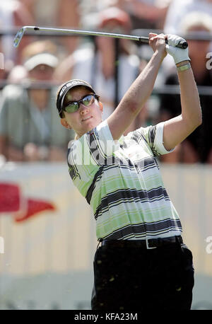 Karrie Webb aus Australien sieht ihr T-Shirt aus dem 17.. Loch der letzten Runde des LPGA Kraft Nabisco Championship Golfturniers am Sonntag, den 2. April 2006, im Mission Hills Country Club in Rancho Mirage, Kalifornien Webb gewann das Turnier in einem Spielloch gegen Lorena Ochoa aus Mexiko. Foto: Francis Specker Stockfoto