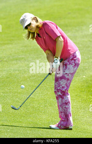 Unterhaltungs-Reporterin Mary Hart spielt den Ball beim Kraft Nabisco Celebrity Pro am Golf Turnier im Mission Hills Country Club in Rancho Mirage, Kalifornien am Dienstag, 22. März 2004. Foto von Francis Specker Stockfoto
