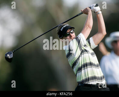 Karrie Webb aus Australien beobachtet, wie sie am Sonntag, den 2. April 2006, im Mission Hills Country Club in Rancho Mirage, Kalifornien, vom zweiten Abschlag während der Finalrunde des LPGA Kraft Nabisco Championship Golf Turniers geschossen wurde. Foto von Francis Specker Stockfoto