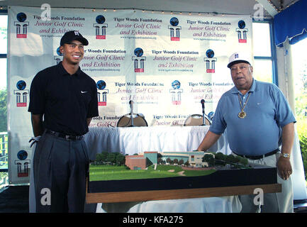 Der professionelle Golfer Tigers Woods, links, zusammen mit seinem Vater, Earl Woods, zeigen ein Modell des vorgeschlagenen Tiger Woods Learning Center während einer Pressekonferenz in Anaheim, CA am 28. August 2004. Foto von Francis Specker Stockfoto