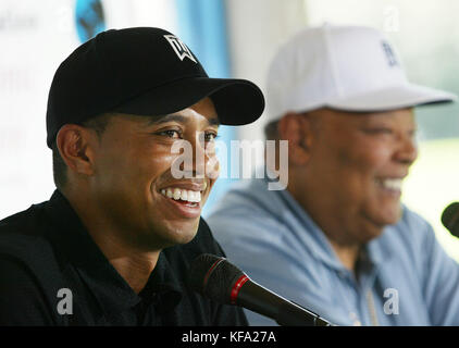 Der professionelle Golfer Tigers Woods, links, lächelt zusammen mit seinem Vater, Earl Woods, während einer Pressekonferenz über seine Tiger Woods Foundation und sein vorgeschlagenes Tiger Woods Learning Center in Anaheim, CA am 28. August 2004. Foto von Francis Specker Stockfoto