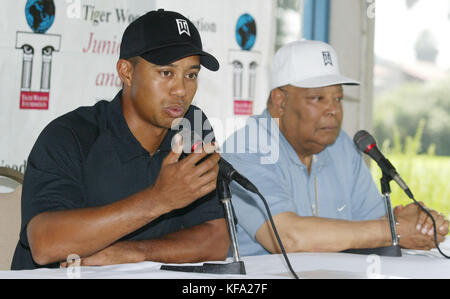 Der Profi-Golfer Tigers Woods, Left, und sein Vater, Earl Woods, sprachen während einer Pressekonferenz über seine Tiger Woods Foundation und sein vorgeschlagenes Tiger Woods Learning Center in Anaheim, CA am 28. August 2004. Foto von Francis Specker Stockfoto