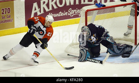 FBS 04 20031022 Anaheim, CA, USA: Philadephia Flyer Boyd Kane, Links, macht einen Schuß auf Anaheim Mighty Ducks goalie Jean-Sebastien Giguere während der ersten Zeit des Spiels an der Arrowhead Pond in Anaheim, Calif. am Mittwoch, den 22. Oktober 2003 Giguere, die speichern. Foto von Francis Specker Stockfoto