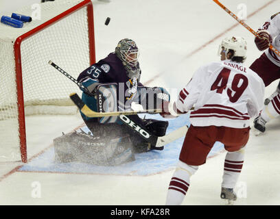 FBS 03 20031012 Anaheim, CA, USA: Phoenix Coyotes Brian Savage, Nr. 49, nimmt einen Schuß über das Segel über Anaheim Mighty Ducks goalie Jean-Sebastien Giguere in der ersten Zeit des Spiels an der Arrowhead Pond in Anaheim, Calif. am Sonntag, den 12. Oktober 2003. Foto von Francis Specker Stockfoto