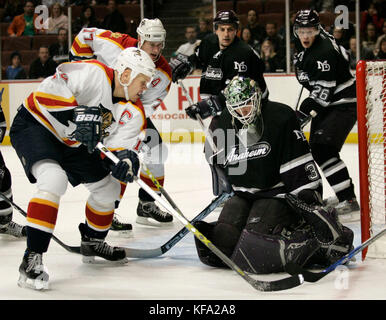 Anaheim Mighty Ducks goalie Jean-Sebastien Giguere, zweiter von rechts, hält einen Schuß auf Ziel durch Florida Panthers' Olli Jokinen von Finnland, Links, während sein Teamkollege Chris Gratton, zweiter von links, und Mighty Ducks" Francois Beauchemin und Samuel Pahlsson von Schweden (26), in der dritten Periode eines NHL Hockey Spiel in Anaheim, Calif. am Samstag, den 21.01.2006. Anaheim gewann, 1-0. Foto von Francis Specker Stockfoto