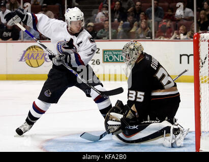 Anaheim Ducks goalie Jean Sebastien Giguere, rechts, macht einen auf einen Schuß von Brendan Vancouver Canucks' Morrison in der dritten Periode an einem Nhl preseason Hockeyspiel in Anaheim, Calif. am Freitag, Sept.. 22. 5. 2006. Die Enten gewann 5-1. Foto von Francis specker Stockfoto