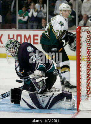 Anaheim Mighty Ducks goalie Jean-Sebastien Giguere, Links, lenkt den Puck geschossen von Dallas Stars" Antti Miettinen (20) aus Finnland im Shoot-out eines NHL Hockey Spiel in Anaheim, Calif. am Freitag, 31. März 2006. Anaheim gewann die Shoot-out 2-0. Foto von Francis Specker Stockfoto