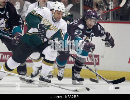 Dallas Stars Trevor Daley, links, mit seinem Stick den Puck von Anaheim Mighty Ducks Scott Niedermayer zu drücken, rechts, in der ersten Periode eines NHL Hockey Spiel in Anaheim, Calif. am Freitag, 31. März 2006. Foto von Francis Specker Stockfoto