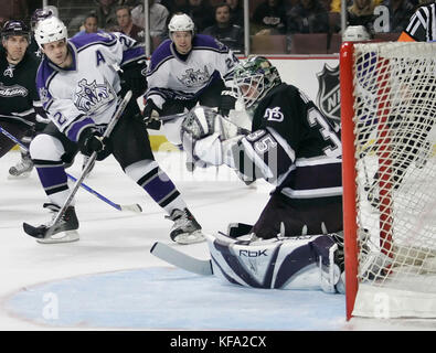 Craig Los Angeles Kings' Conroy, Links, schießt den Puck hinter Anaheim Mighty Ducks goalie Jean-Sebastien Giguere als Könige 'Alexander Frolov Russlands (24) sieht in der ersten Periode eines NHL Hockey Spiel in Anaheim, Calif. am Dienstag, 4. April 2006. Frolov war mit einem Assist gutgeschrieben. Foto von Francis Specker Stockfoto