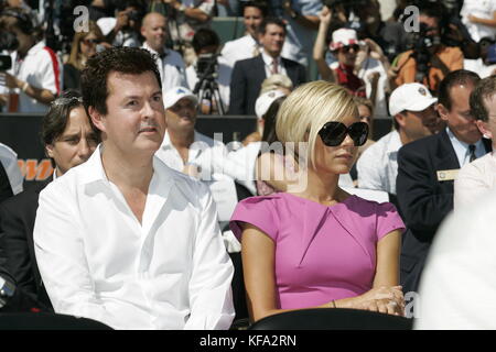 Victoria Beckham, Ehefrau von David Beckham, mit Simon Fuller, links, bei der offiziellen Präsentation von David Beckham von den Los Angeles Galaxy im Home Depot Center in Carson, CA am 13. Juli 2007. Photo Credit: Francis Specker Stockfoto